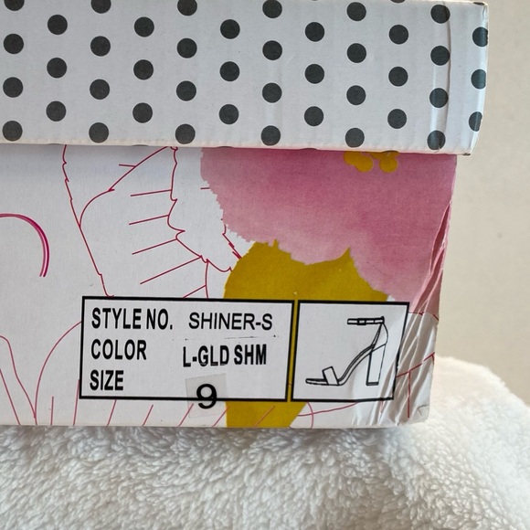 Sz 9 M Delicious Shiner Gold Shimmer Strappy Open Toe Sandal Block High Heels - Picture 14 of 15